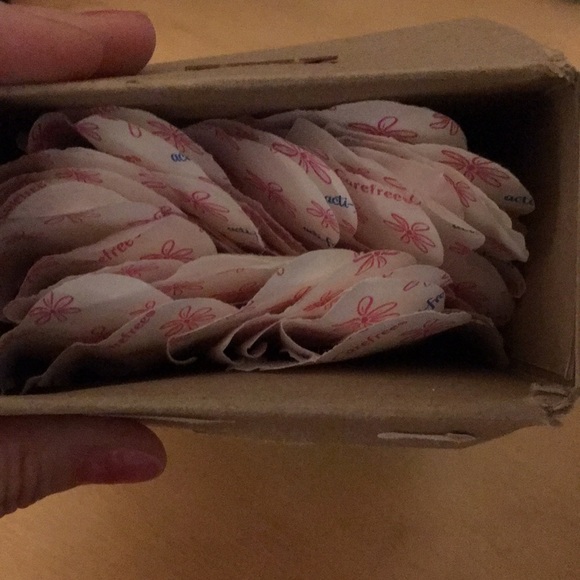 Lot of 24 Carefree Thong Panty Liners with Stay put Wings Regular Unscented - Picture 4 of 5